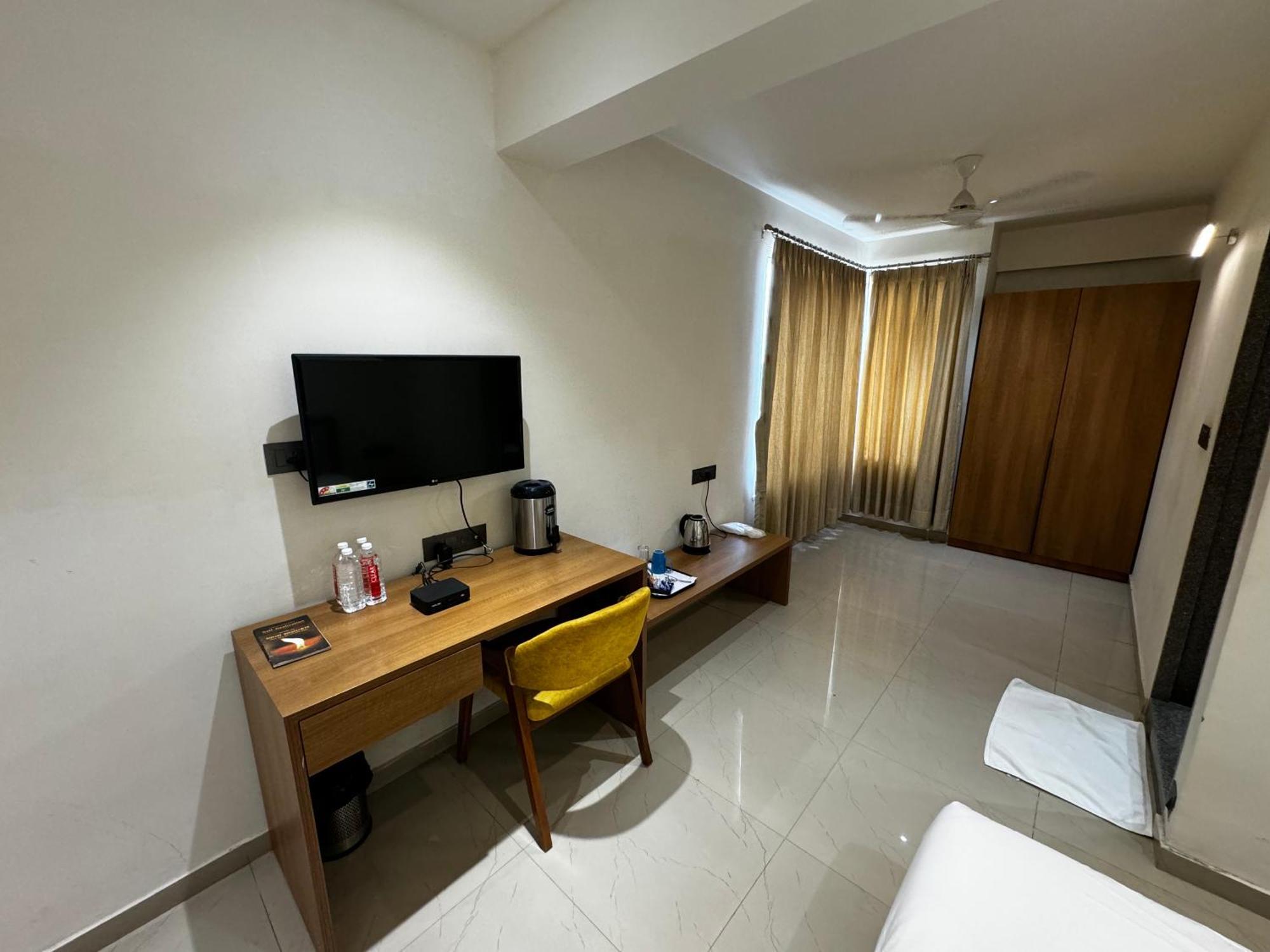 Siara Styles Amba Suites, Gandhinagar Exterior foto