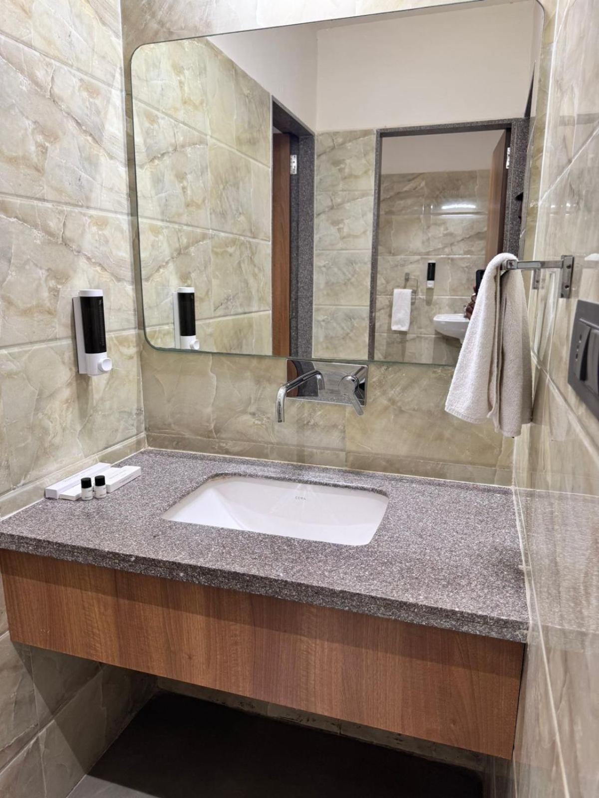 Siara Styles Amba Suites, Gandhinagar Exterior foto